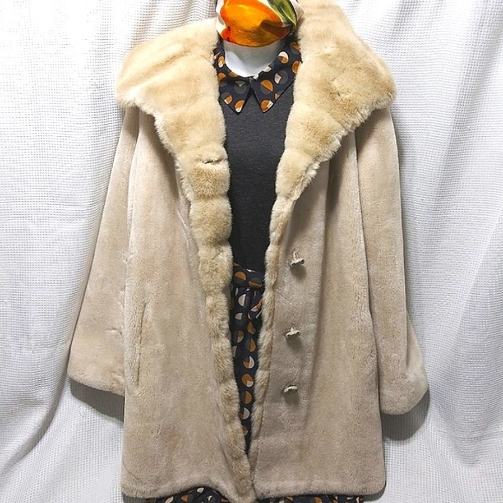 VINTAGE Deluxe Fur-like COAT Cream Beige Ivory Gold Buttons Superior Fabric RARE